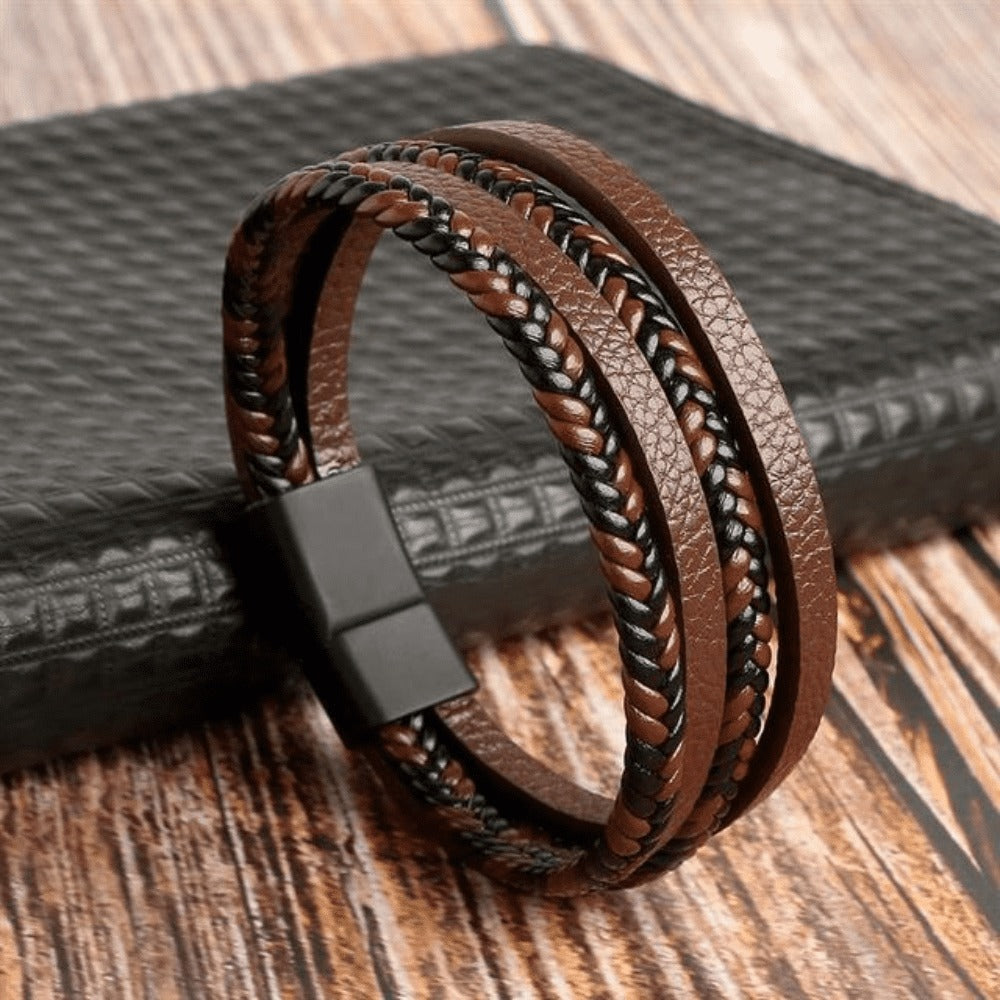 L'HOMME-Armband aus hochwertigem Leder – Schmuckstück mit Steinen und Anhängern 